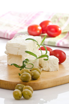 käse vom schaf mit oliven  in selektiver schärfe fotografiert
