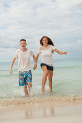 lachendes junges glückliches paar im sommer am strand