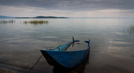 Fototapeta premium barca sul lago