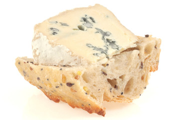 Morceau de fromage à pâte persillé sur du pain