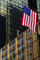 Amerikanische Flagge vor Glasfassade, New York