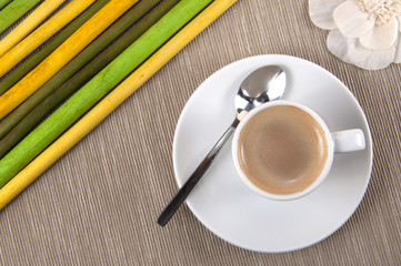 Caf&eacute; con palos colores lima