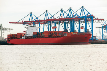 Naklejka premium kontainerkran beladung hafen in hamburg an der elbe