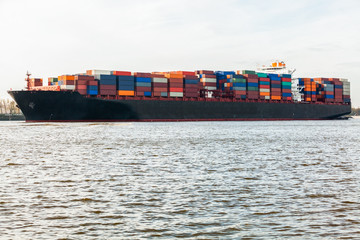 vollbeladenes frachtschiff mit containern auf dem wasser