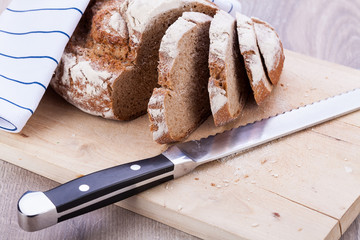 frisches hausgemachtes brot mit getreide auf holzbrett