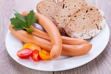 heisse wiener würstchen mit senf und dunklem brot