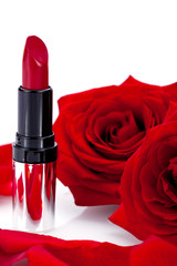 Obraz na płótnie Canvas eleganter roter lippenstift mit roten rosen