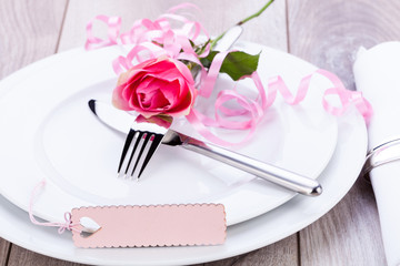 romantische helle tischdekoration gedeckter tisch mit karte