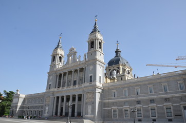 Fototapeta na wymiar Cathédrale de la Almudena w Madrycie