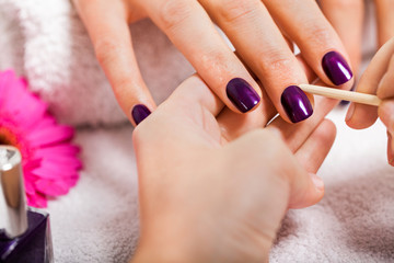 Professionelle Nageldesignerin bei einer Maniküre mit weibliche