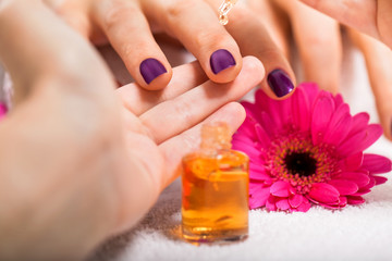 Professionelle Nageldesignerin bei einer Maniküre mit weibliche