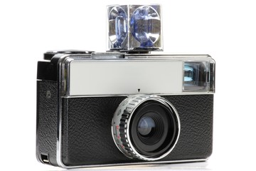 analoge Kompaktkamera isoliert auf weißem Hintergrund