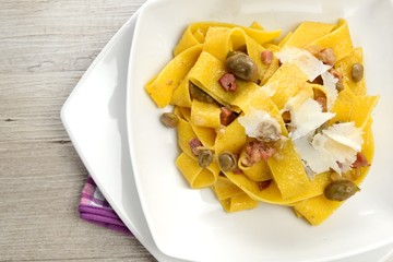 Piatto di pappardelle  con le fave