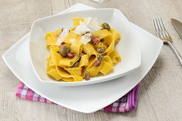Piatto di pappardelle  con le fave