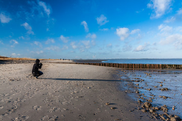 Fotografieren an einem sonnigen Wintertag am Strand