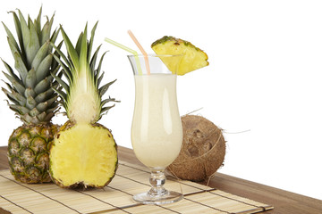 Pina Colada mit Kokosnuss und Ananas vor weißem Hintergrund