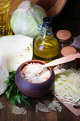 Composition with fresh and marinated cabbage (sauerkraut),