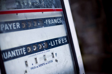 Vieille pompe à essence en France 