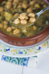 Potaje de garbanzos con bacalao y espinacas