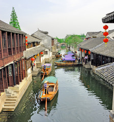 Naklejka premium Zhouzhuang, Tourist boat in a village canal.