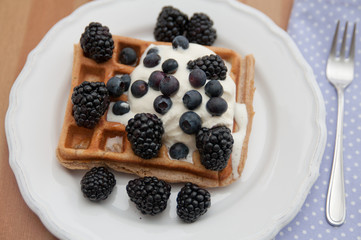 Waffeln mit Sahne und Beeren