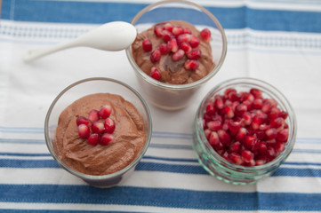 Mousse au chocolate mit Beeren