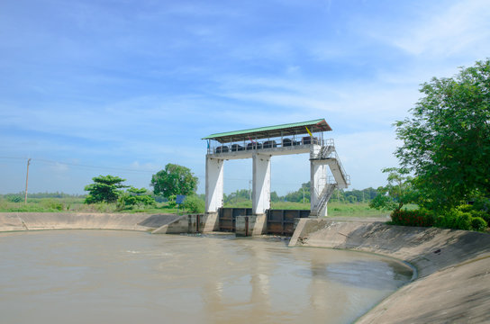 Water gate