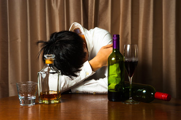 アルコール中毒で悩む男性