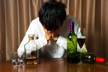アルコール中毒で悩む男性