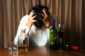 アルコール中毒で悩む男性