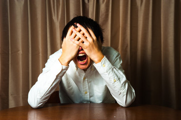 失敗を悔やむ男性