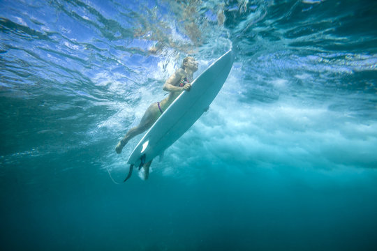 surfing a wave.underwater viewing.
