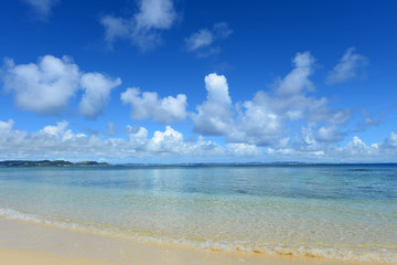 南国沖縄の綺麗な珊瑚の海と夏空