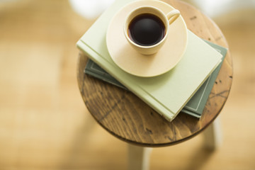 椅子の上にあるコーヒー