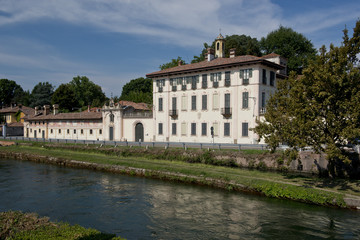Fototapeta na wymiar Palace on the riverbank in Cassinetta di Lugagnano