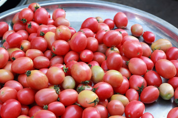 fresh tomatoes in the market