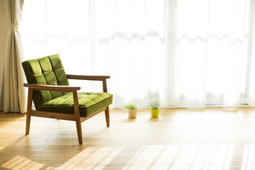 部屋の中にあるソファ