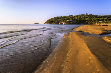 Costa del Gargano: luce radente.-Vieste (Puglia) ITALIA-