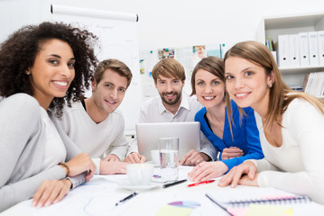 erfolgreiches junges team im unternehmen