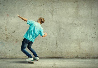 Obraz na płótnie Canvas Teenager on skateboard