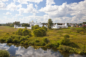 Fototapeta na wymiar Pokrovsky klasztor w Suzdal. Rosja