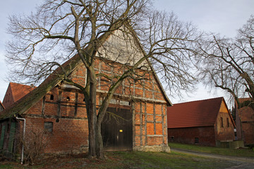 Obraz premium Fachwerkscheune in Wöbbel