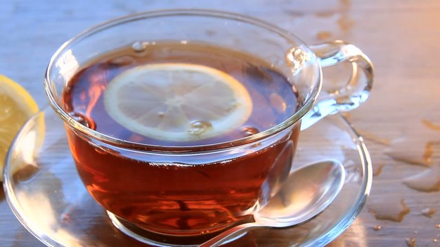 Горячий чай, лимон, витамины для людей зимой и летом.