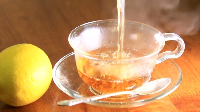 Горячий чай, лимон, витамины для людей зимой и летом.