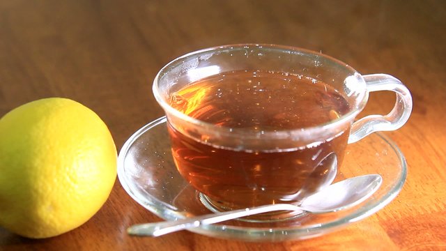 Горячий чай, лимон, витамины для людей зимой и летом.