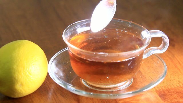 Горячий чай, лимон, витамины для людей зимой и летом.