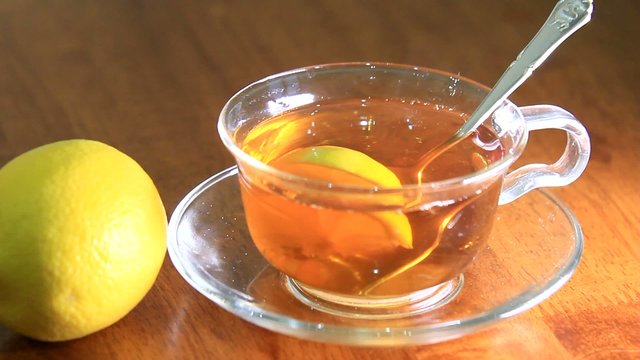 Горячий чай, лимон, витамины для людей зимой и летом.