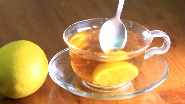 Горячий чай, лимон, витамины для людей зимой и летом.