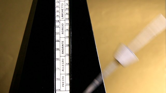 Метроном отсчитывает такт, быстро и медленно, ритм человека.