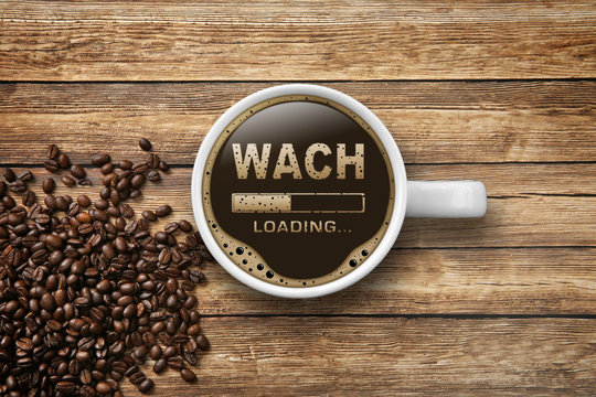 Kaffeetasse auf Holz zum Munter werden